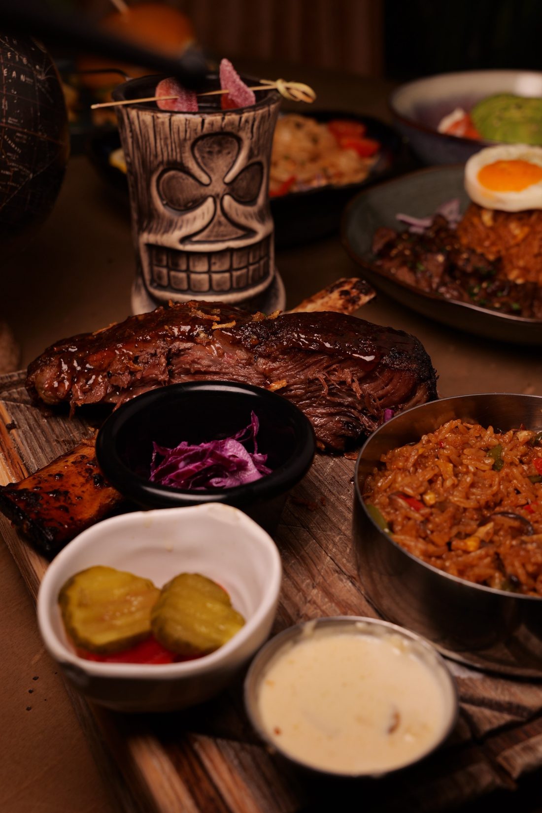 Beef ribs Black Angus fumé, riz, pickles et sauce