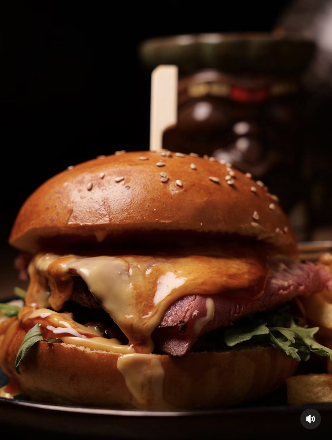 Burger au pastrami et sauce fromagère