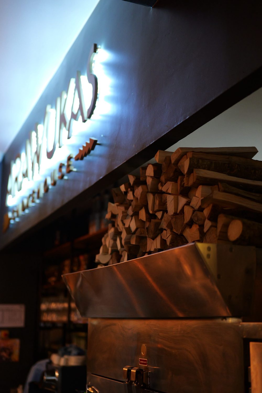 Enseigne Arawukas et réserve de bois de chêne pour le fumoir