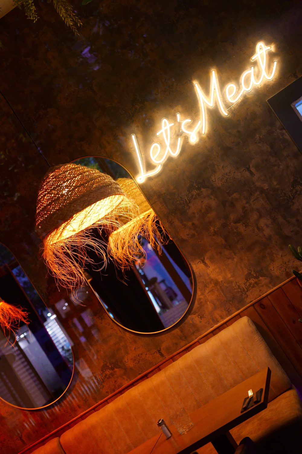 Néon « Let's Meat », miroirs et suspension tressée