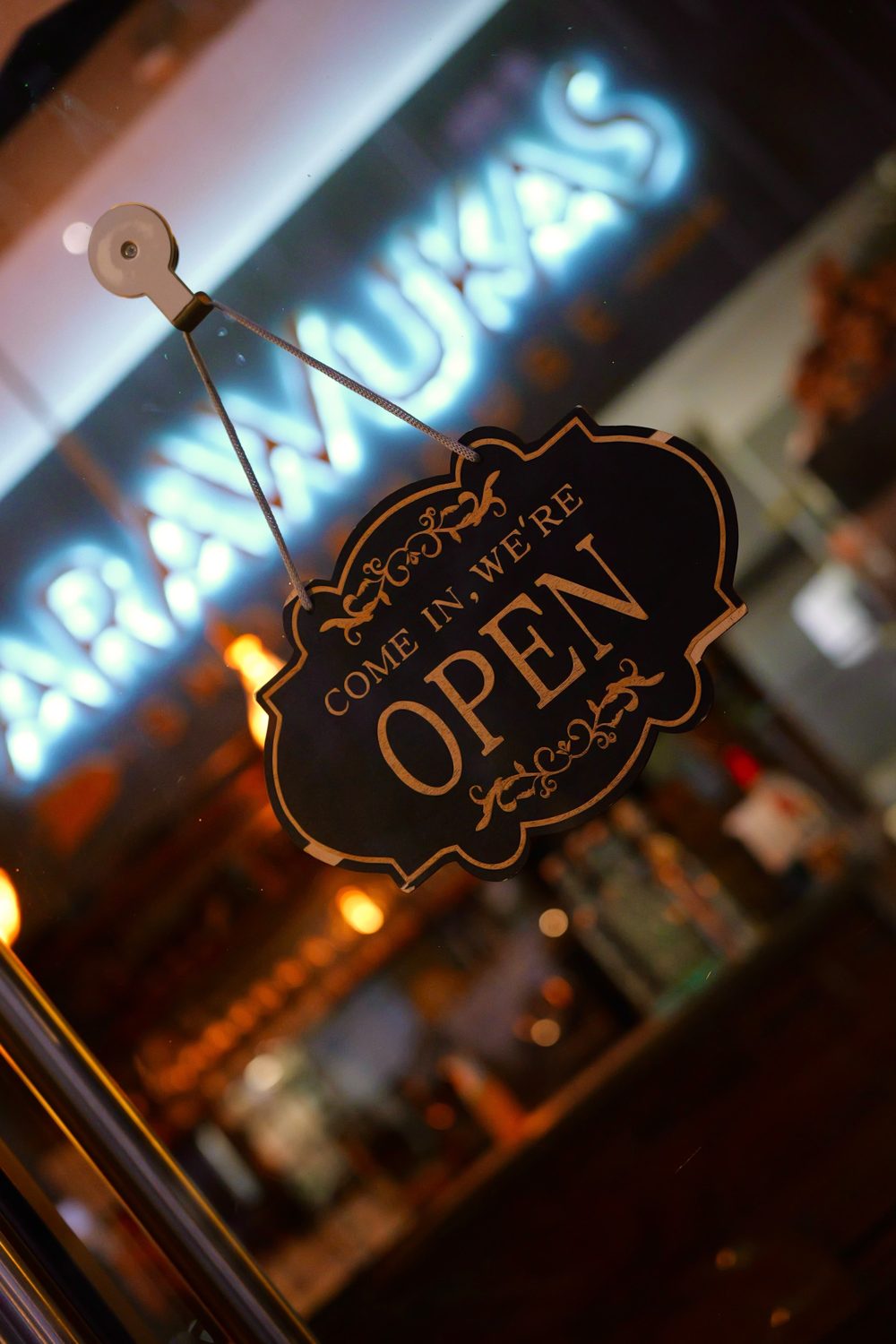 Panneau « Come in, we're open » à l'entrée