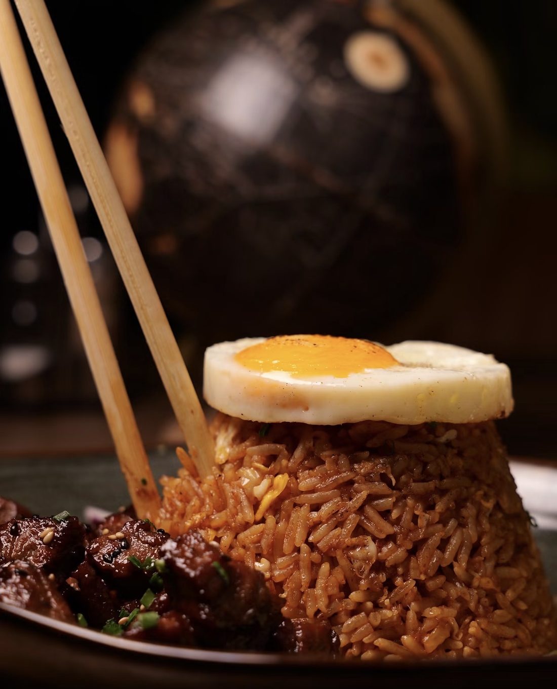 Plat thaï : bœuf mariné, riz sauté et œuf au plat