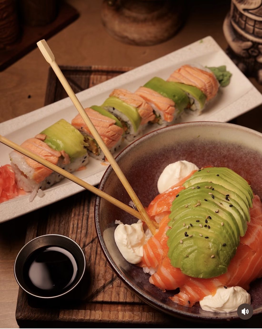 Rolls saumon avocat et chirashi saumon